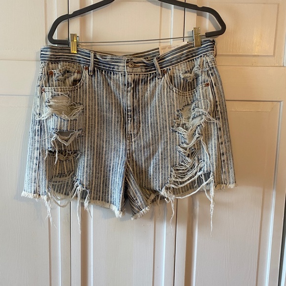 AEO DISTRESSED BOYFRIEND SHORTS - Picture 2 of 5